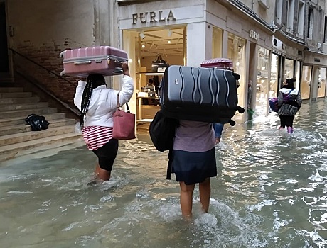 Затопленные бары и свидания в воде: самые интересные фото наводнения в Венеции в Instagram