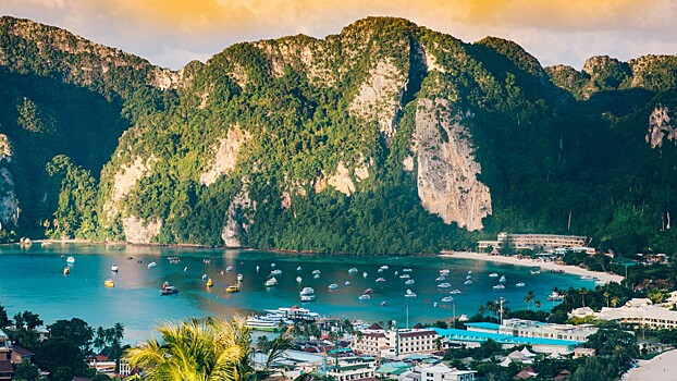 «Ничего не боятся». Как отдыхают в Таиланде во время боев с Камбоджей