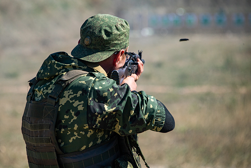 Военнослужащий на стрельбище во время военной подготовки