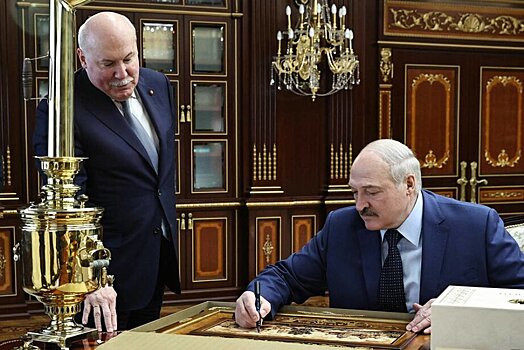 Мезенцев подарил Лукашенко самовар и обсудил сотрудничество