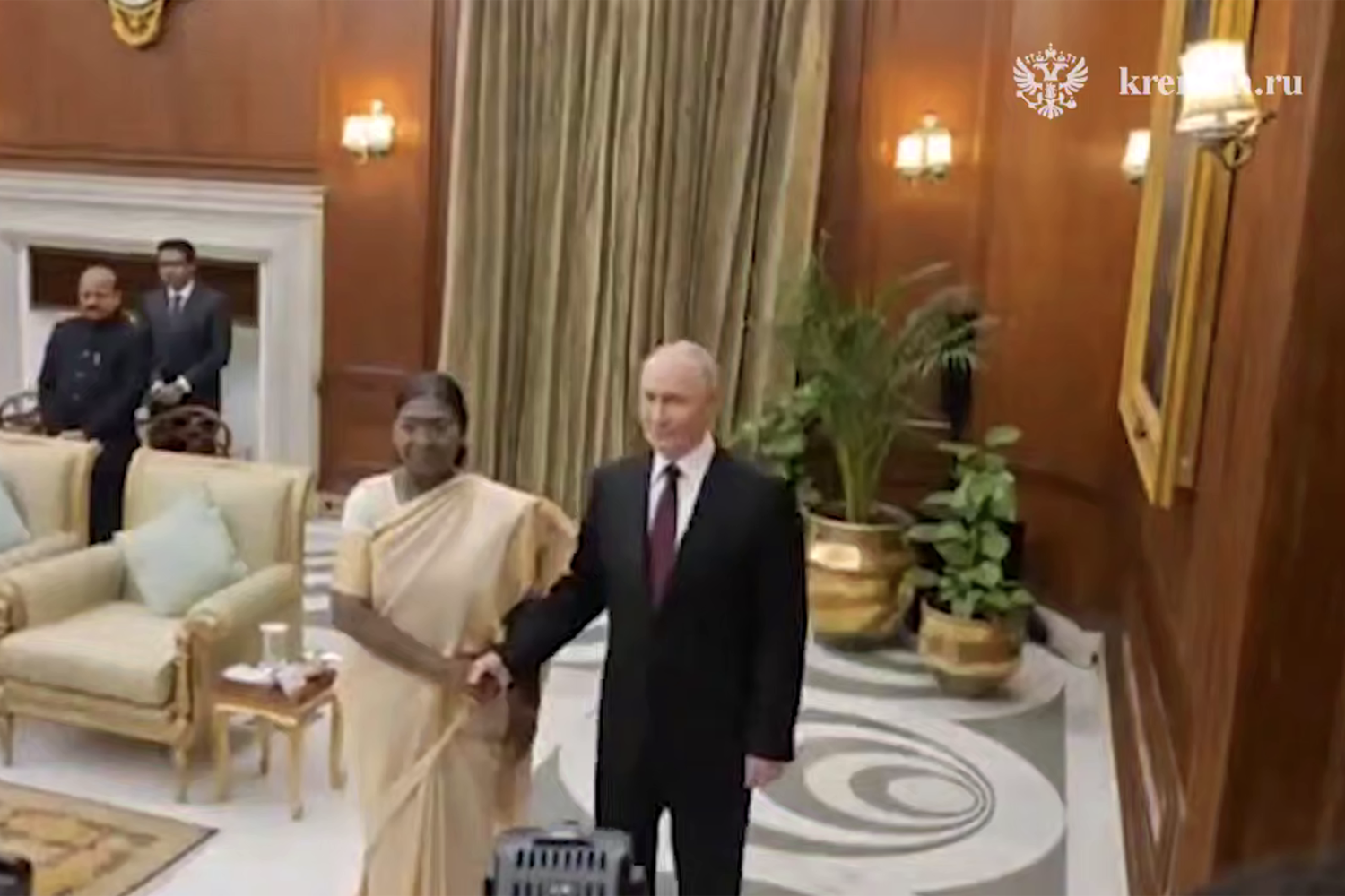 Путин и президент Индии провели получасовые переговоры за закрытыми дверями