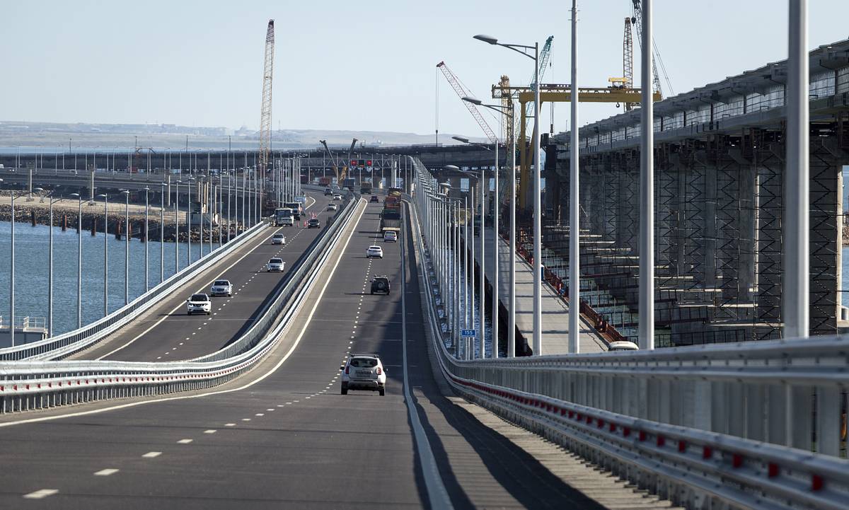 Крымский мост перекрыли для автомобилей