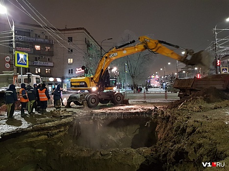 «Это не авария, а течь»: на 7-й Гвардейской в Волгограде весь день устраняют крупную аварию