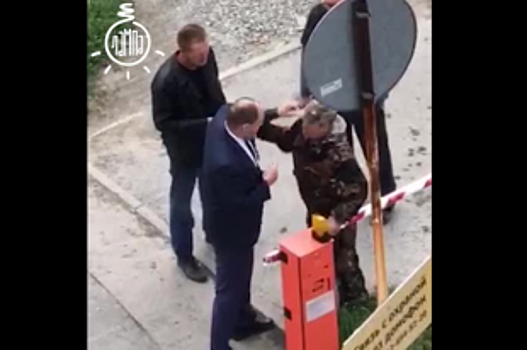 Городской чиновник устроил драку с пенсионером в центре Екатеринбурга