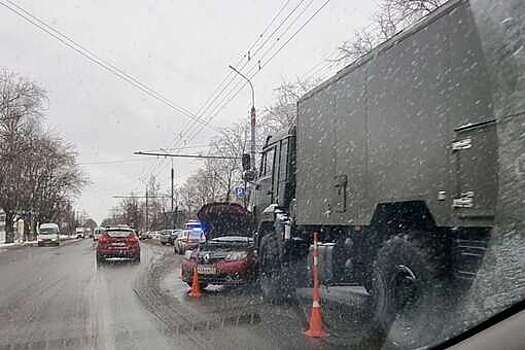 Военный грузовик протаранил легковушку в Великом Новгороде