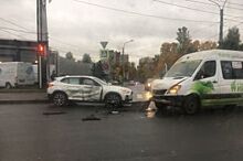 Четыре человека пострадали при столкновении маршрутки с легковым автомобилем в Петербурге