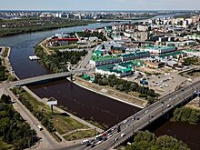 Жители Омска сообщили о загадочном "белом порошке", осевшем на машинах