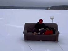 Жители Подмосковья прокатились по Сенежскому озеру на электробайке и диване