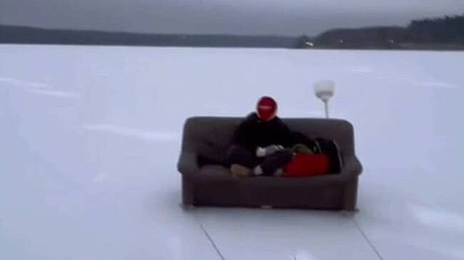 Жители Подмосковья прокатились по Сенежскому озеру на электробайке и диване