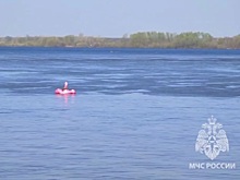 Нижегородскую блогершу унесло на середину Волги на надувном фламинго