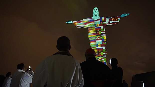 Статуя Иисуса Христа в Бразилии была освещена флагами стран, которые борются с коронавирусом