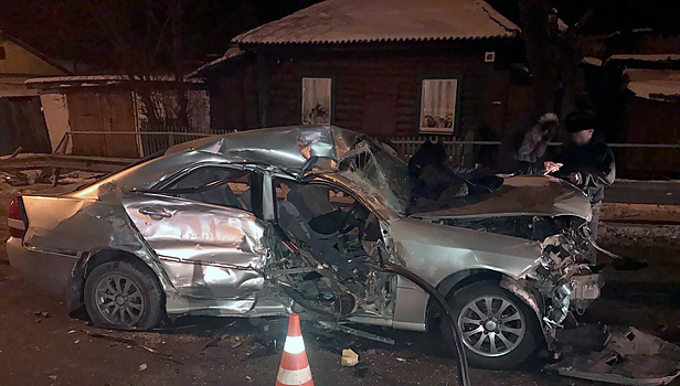 Трое подростков пострадали в столкновении легковушки с фурой в Иркутской области