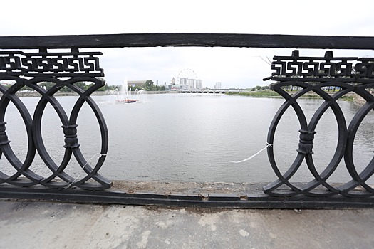 Сломанную ограду на мосту через реку Миасс «отремонтировали» верёвками