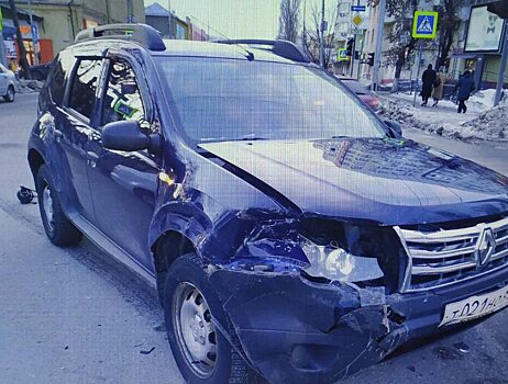 Водительница Volkswagen Jetta пострадала в столкновении с иномаркой в Саратове