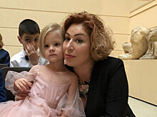 Мама Тимати вышла в свет с внучкой Алисой