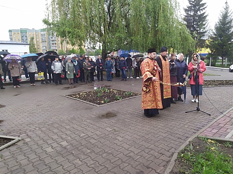 В Курске прошло торжественное возложение цветов в память о героях Чернобыля