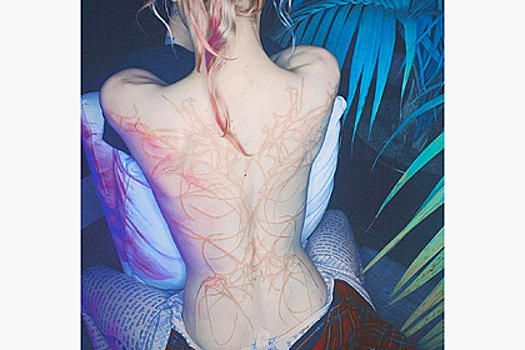 Жена Илона Маска сделала тату в виде «инопланетных шрамов» во всю спину
