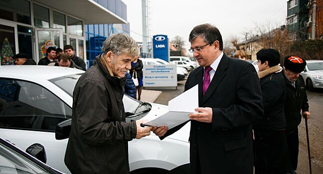 Краснодарцам, пострадавшим на производстве, вручили ключи от новых автомобилей