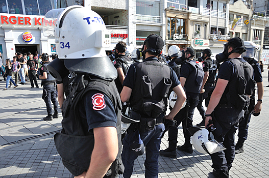 В Анкаре десятки митингующих пострадали при потасовке с полицией
