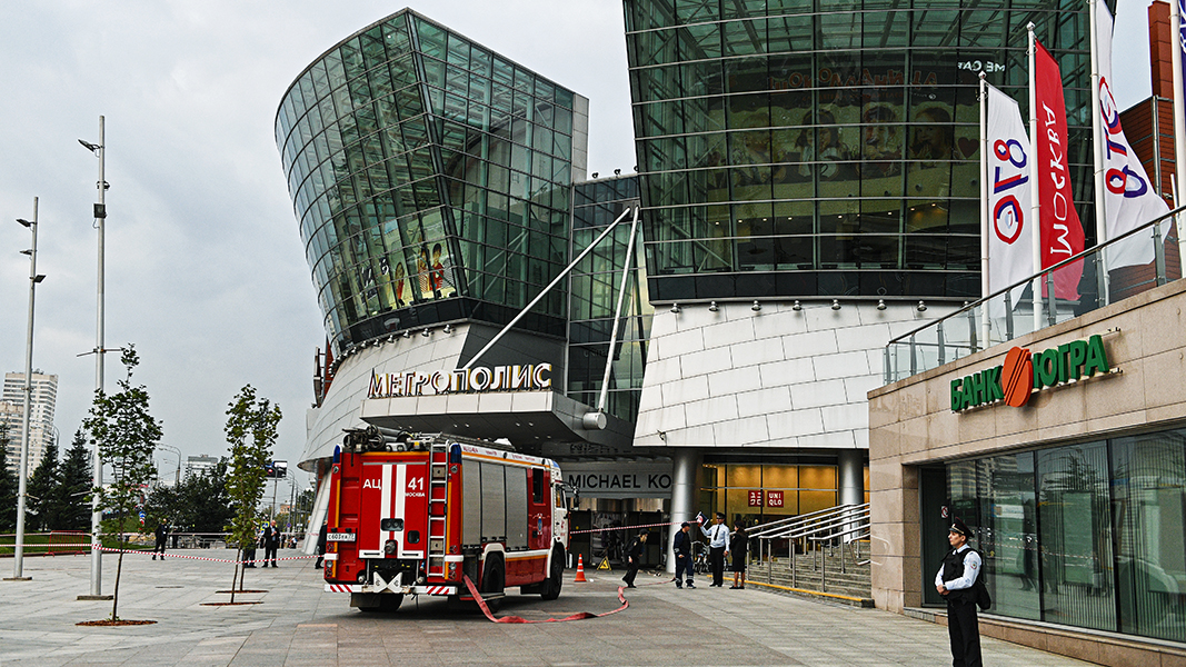 Baza: Пожар произошел в ТЦ Метрополис в Москве