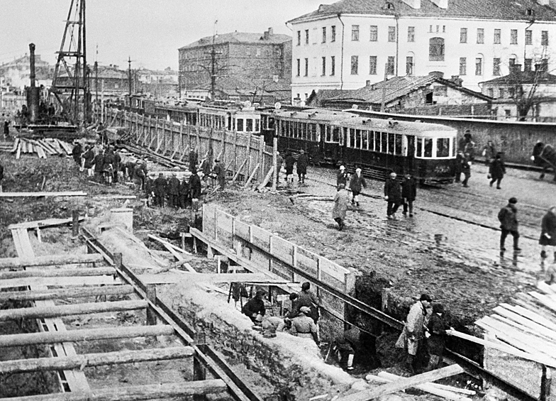 Московский метрополитен в сегодня отмечает свой юбилей — ровно 80 лет назад была запущена первая, Сокольническая линия столичной подземки. Архивные фотографии московского метро - в нашей фотогалерее. На снимке: открытое строительство шахты метрополитена в Москве, 1933.