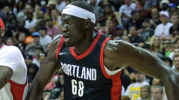 Дуоп Рит завершил атаку из-под кольца в одной кроссовке