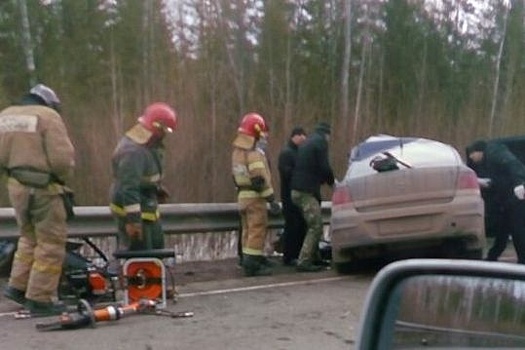 В Прикамье иномарка опрокинула лесовоз - погиб человек