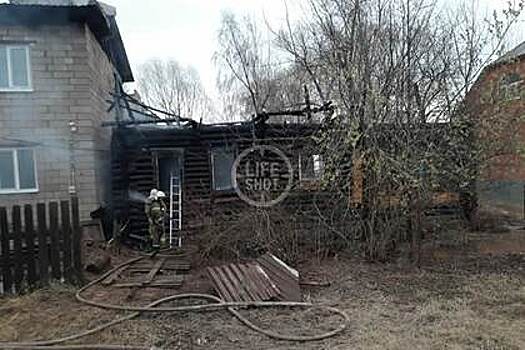 Двое детей и шестеро взрослых погибли при пожаре в доме под Пермью