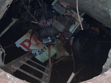 Жительница: У дома на Батавина годами открытые люки «пользуются популярностью у детей»