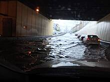 Реки на улицах и текущая крыша Госдумы: ливень в Москве в кадрах из соцсетей