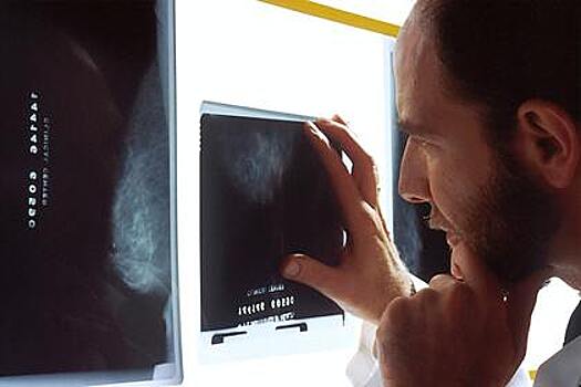 Названы характерные симптомы рака груди у мужчин