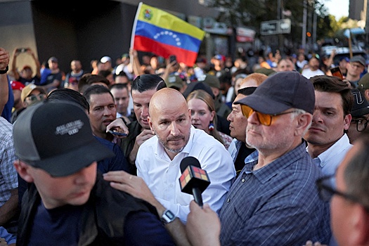 Посол США в Чили принял участие в митинге в поддержку операции в Венесуэле