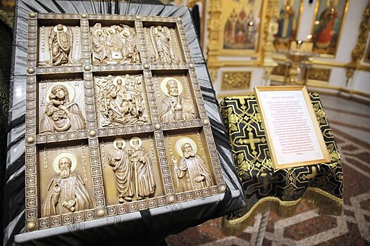 Особую тактильную икону освятили в Михаило-Архангельском соборе Ижевска