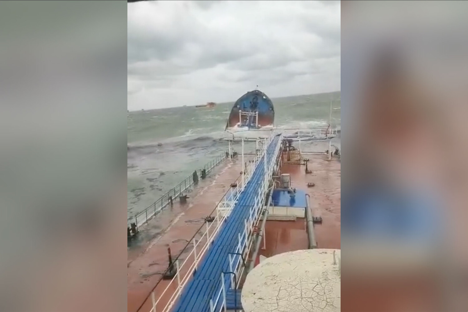 Baza: с потерпевших крушение танкеров в Керченском проливе спасли восемь человек