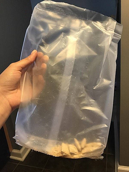 Когда люди оставляют тебе немного еды на дне упаковки просто потому что им лень её выкидывать