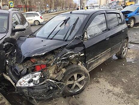 На пересечении улиц Антонова-Овсеенко и Ивана Булкина столкнулись три машины