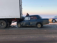 Саратовские водители протаранили стоящие грузовики и попали в больницу