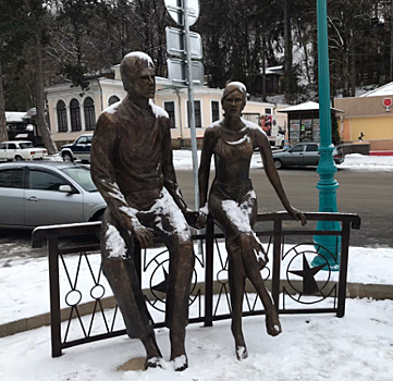 Приезжающих в Кисловодск гостей теперь встречает влюбленная пара