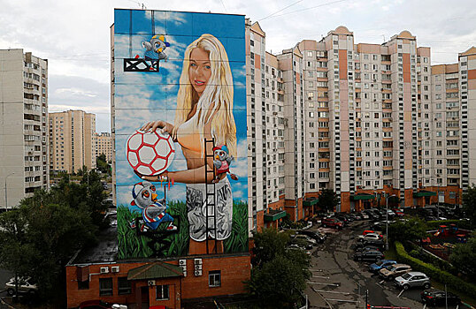 «Художник сказал, подойдет». Глава рекламной компании разместил изображение своей жены на торце многоэтажки