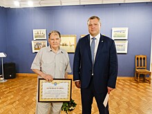 Глава региона Игорь Бабушкин посетил выставку астраханского художника