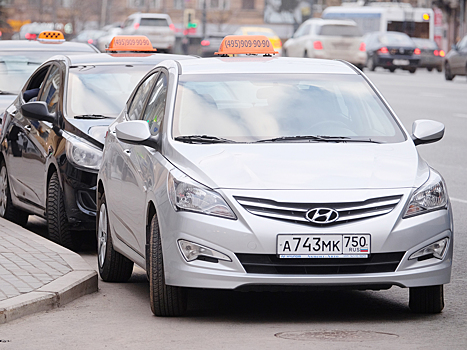 В РФ хотят запретить работать таксистами водителям без российских прав