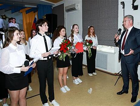 Виктор Кудряшов поздравил выпускников гимназии №3 с окончанием учебного заведения
