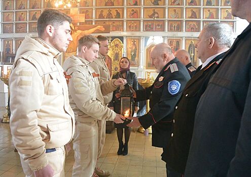 «Свечу памяти» передали тбилисские юнармейцы выселковским казакам