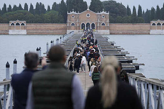 В Венеции возродили традицию возводить временный мост к острову Сан-Микеле
