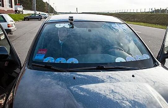 Зачем водители вешают компакт-диски под лобовое стекло