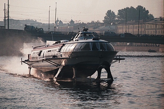 Из Петербурга в Петергоф отправились первые в этом сезоне метеоры