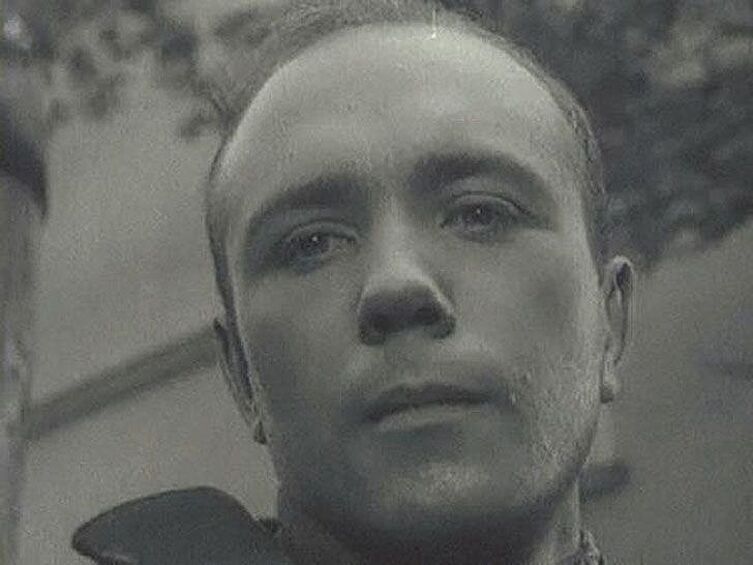 Леонид Куравлев дебютировал в 1958 году в короткометражке «Сегодня увольнения не будет» в роли солдата-сапера.
