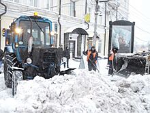 Новосибирским дорожным рабочим, убирающим снег, на 25% могут поднять зарплату