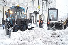 Новосибирским дорожным рабочим, убирающим снег, на 25% могут поднять зарплату