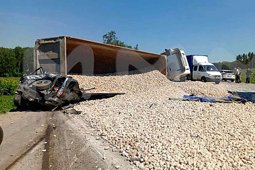 В Бронницах грузовик засыпал щебнем легковую машину, водитель погиб